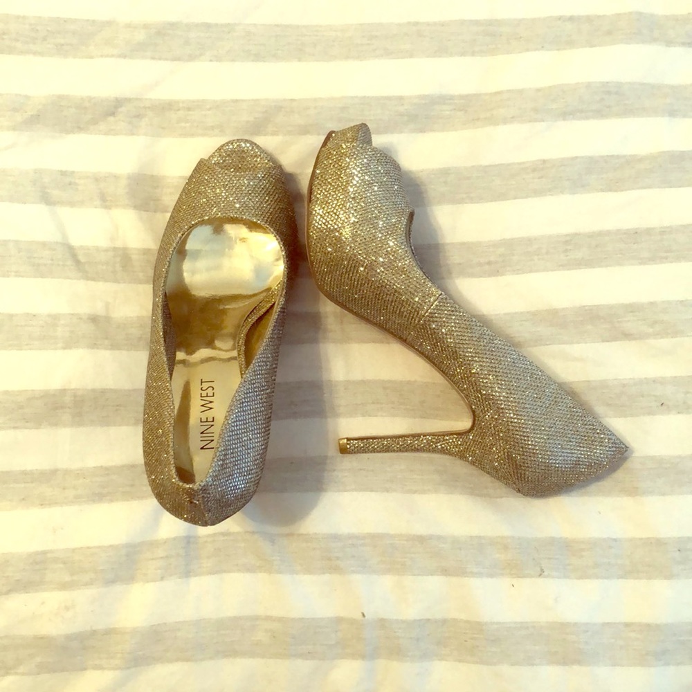 EUC Nine West Gold Glitter Peep-Toe Pump